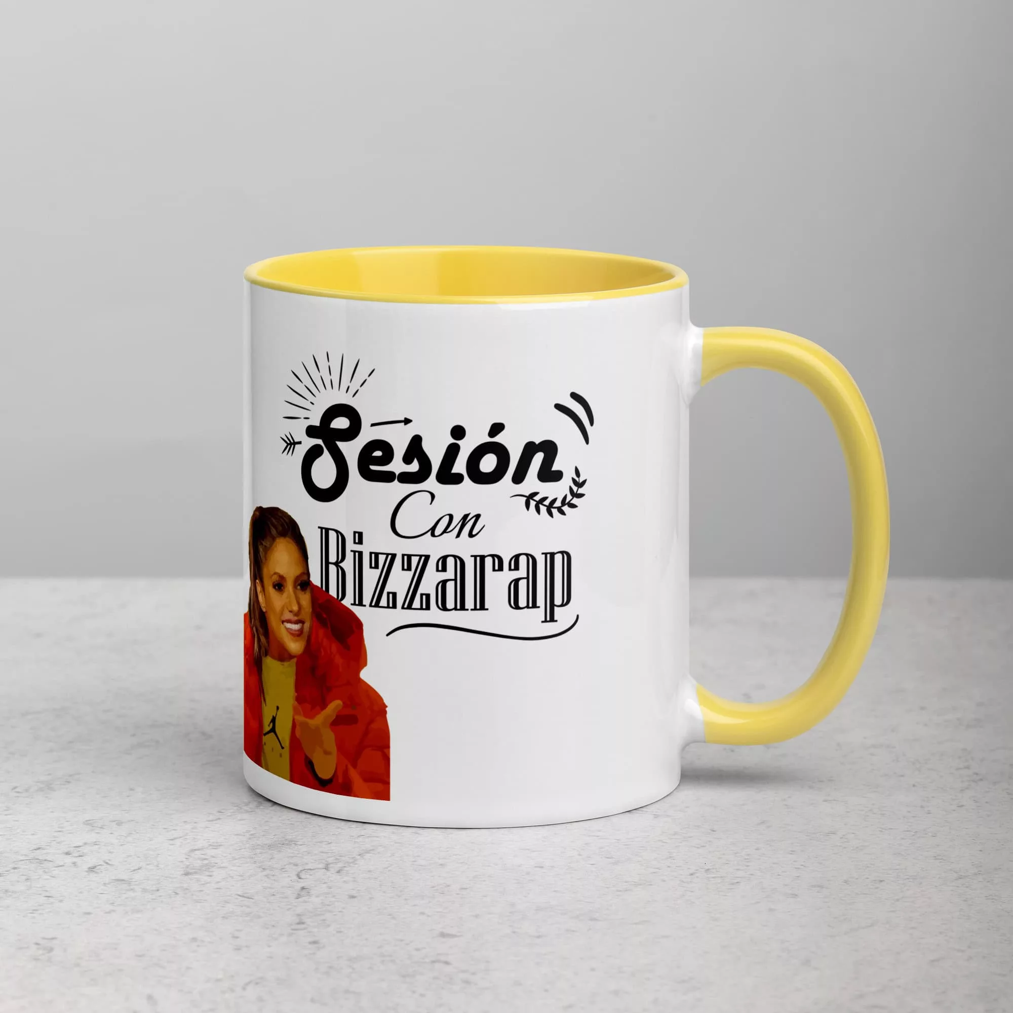 taza meme shakira sesion com bizarrap color interior amarillo 11oz right | Supertazas