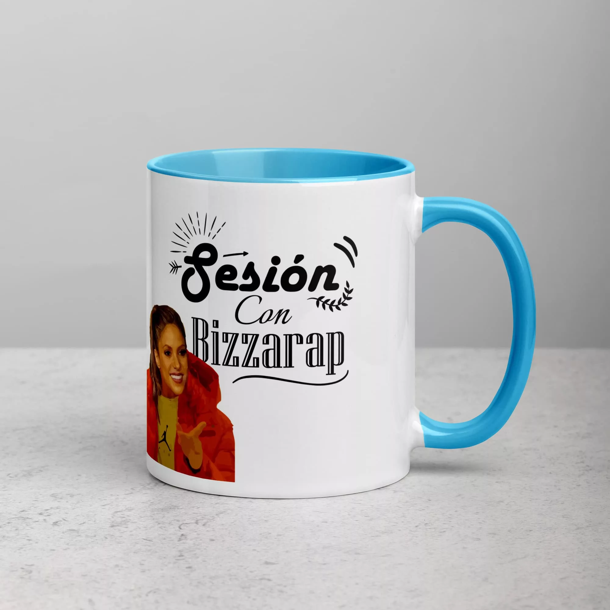taza meme shakira sesion com bizarrap color interior azul 11oz right | Supertazas