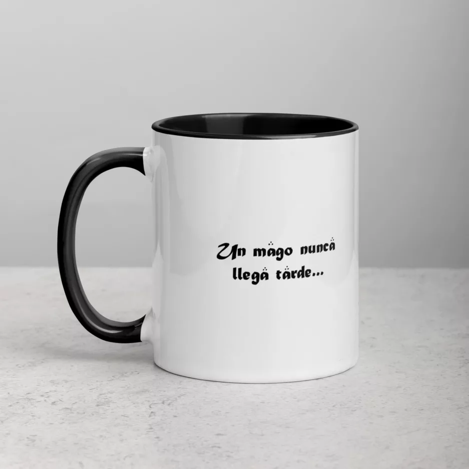 Taza Gandalf Un Mago Nunca Llega Tarde Color Interior Negro 11Oz Left - Supertazas taza gandalf un mago nunca llega tarde color interior negro 11oz left | Supertazas
