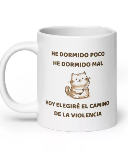 He dormido poco y mal taza con ilustración de gato y texto humorístico en tonos marrón, ideal para regalar con un mensaje divertido para amantes de los gatos y el café.