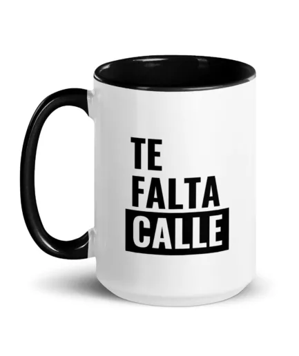 Te falta calle taza negra y blanca con mensaje divertido de calle.