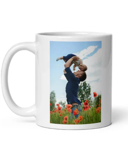 Disfruta de un momento especial entre padre e hijo en un campo de flores con esta taza personalizada con foto. Perfecta para regalar y recordar momentos únicos y llenos de amor.