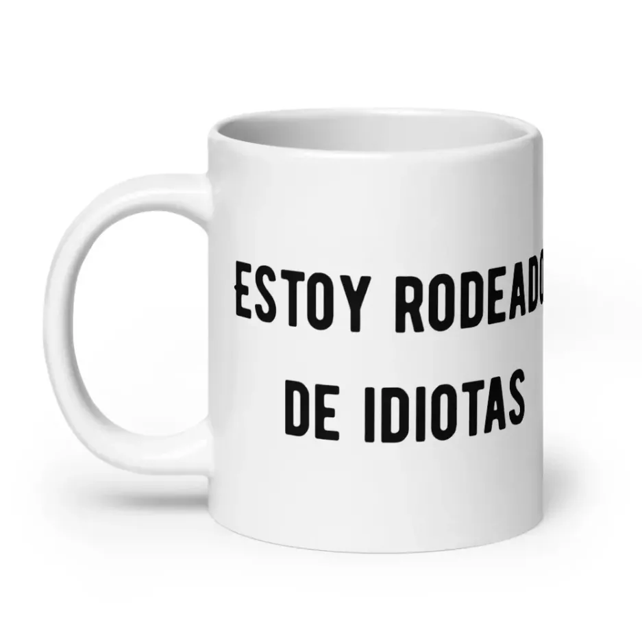 taza-estoy-rodeado-de-idiotas_blanca-brillante_blanco_20oz_handle-on-left taza-estoy-rodeado-de-idiotas_blanca-brillante_blanco_20oz_handle-on-left