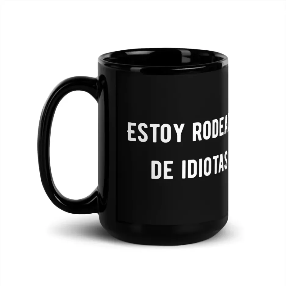 taza-estoy-rodeado-de-idiotas_negra-brillante_negro_15oz_handle-on-left taza-estoy-rodeado-de-idiotas_negra-brillante_negro_15oz_handle-on-left