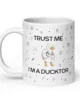 taza trust me im a ducktor blanca brillante blanco 20oz handle on left | Supertazas