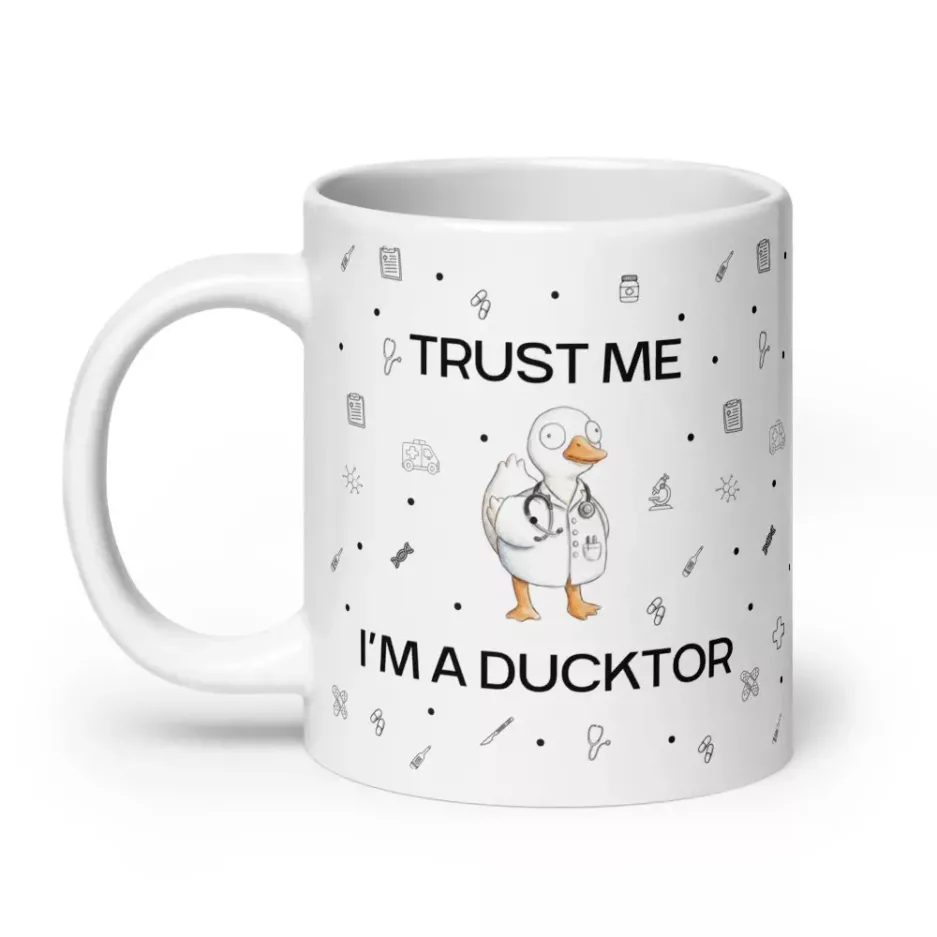 taza-trust-me-im-a-ducktor_blanca-brillante_blanco_20oz_handle-on-left